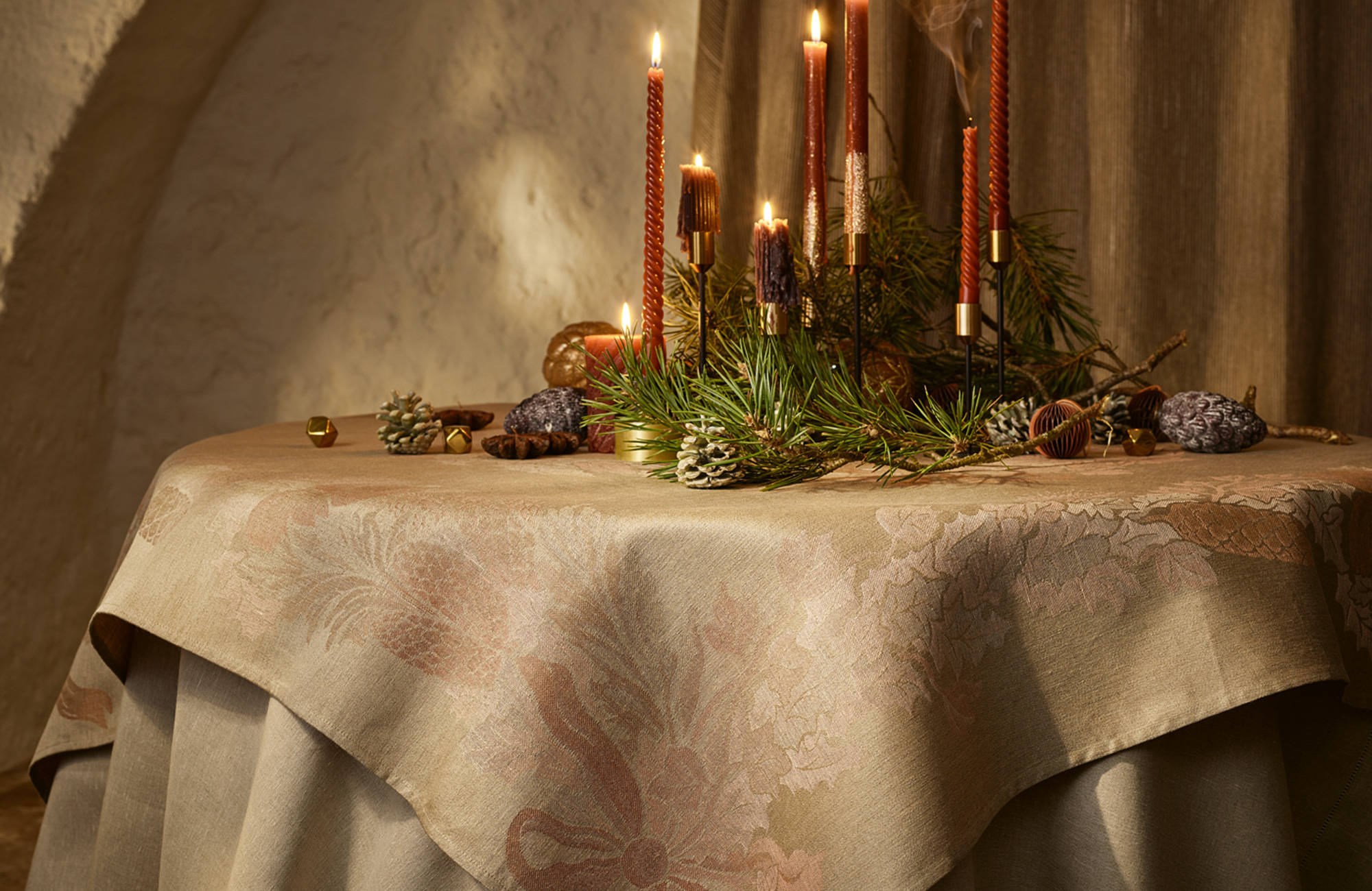 Girlande - Festive table linens made from pure linen